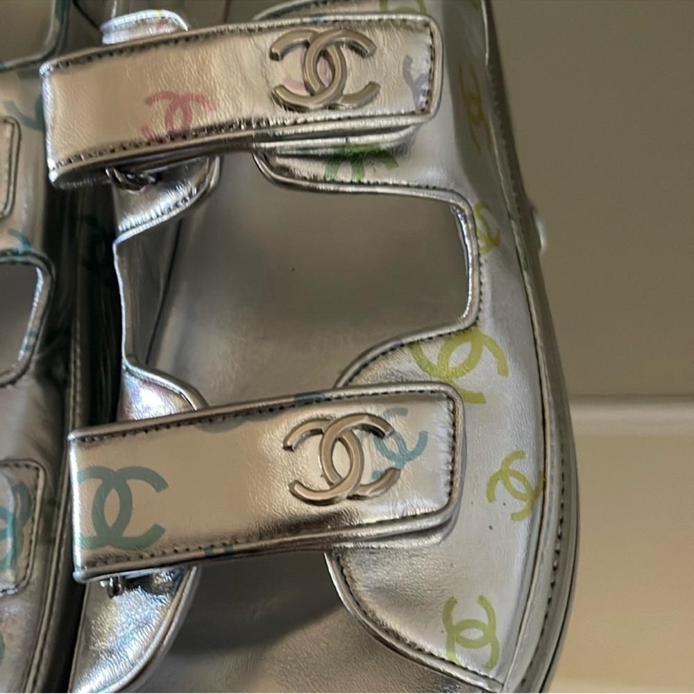 CHANEL DAD Sandals Silver laminated leather printed logo size 38 - Picture 7 of 17